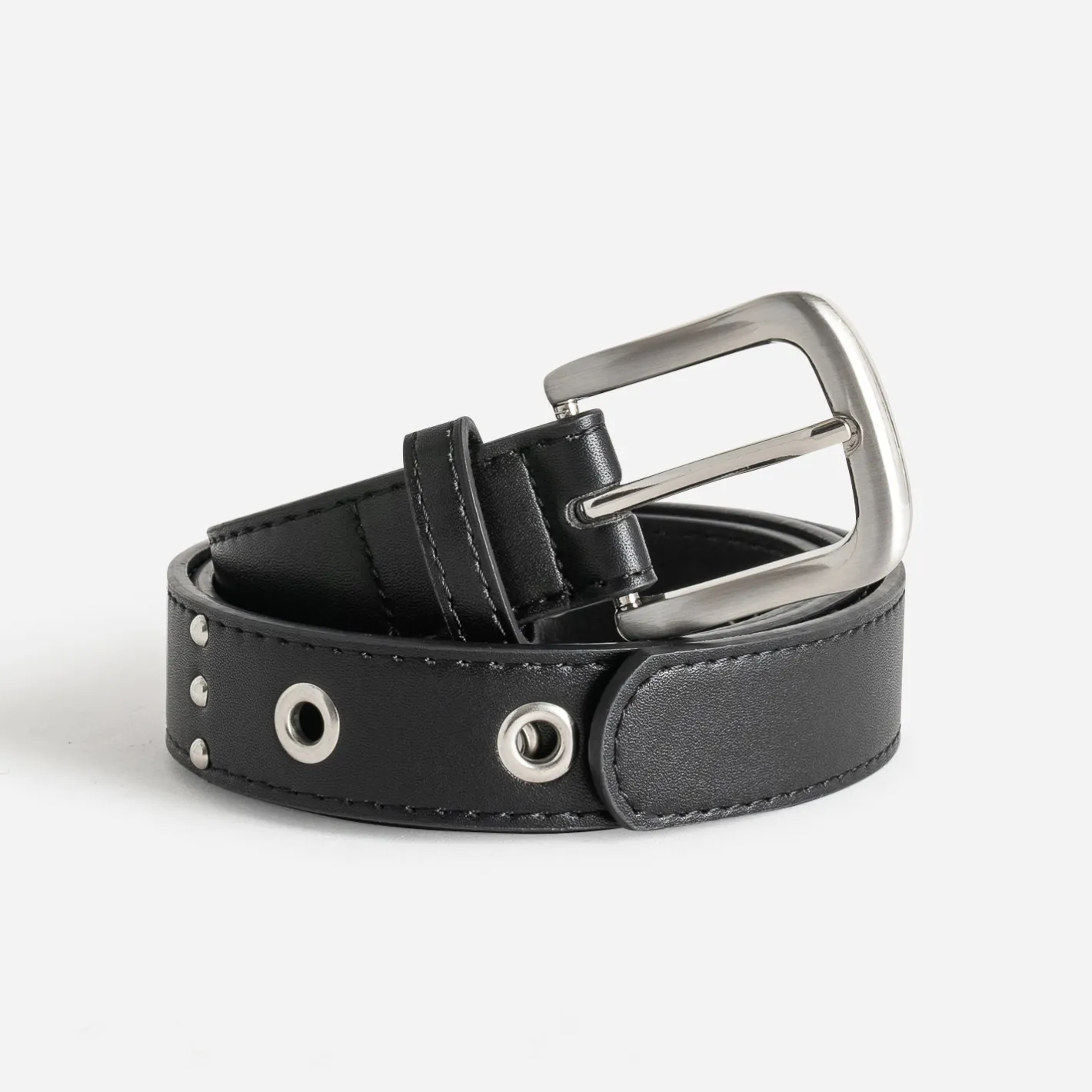 Ceinture e décor clous et œillets^Texto