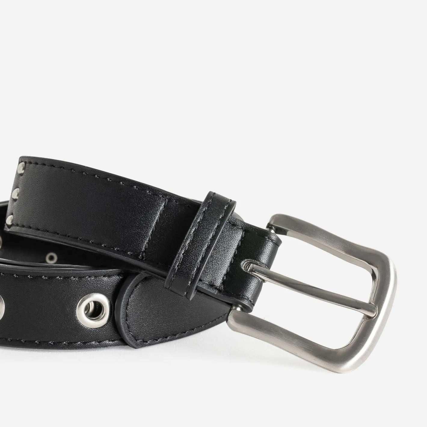 Ceinture e décor clous et œillets^Texto