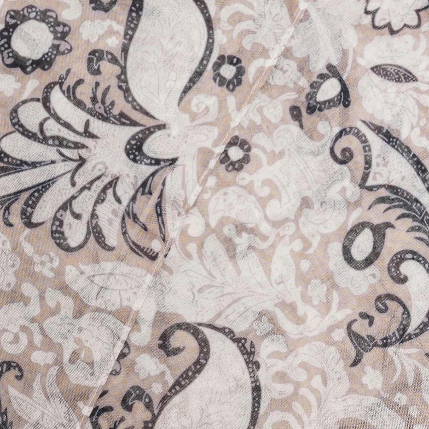 Foulard beige à motif fleurs baroques^Texto Outlet