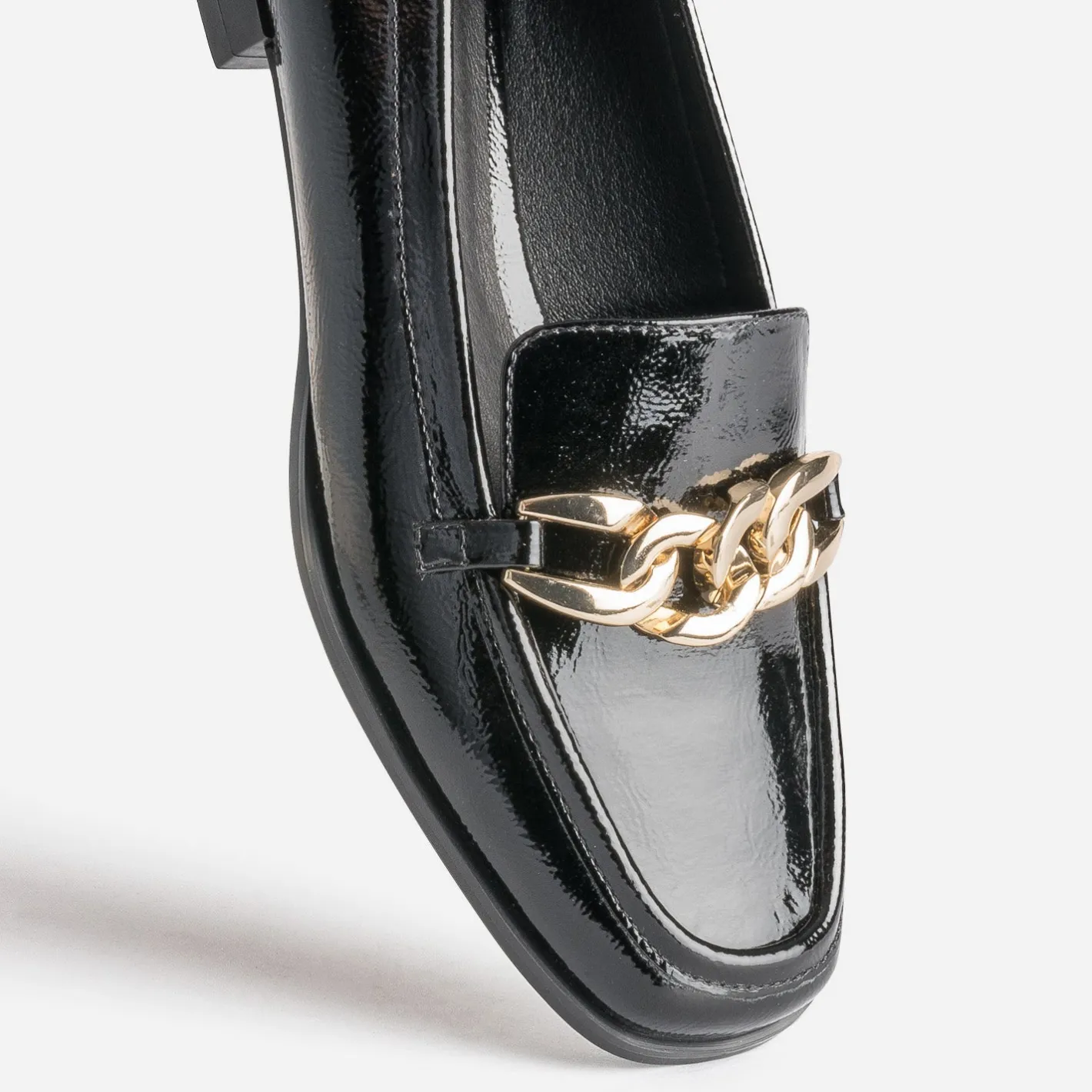 Mocassin verni avec chaîne dorée^Eram