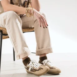 Tennis beige et motif léopard^Texto